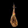 Jamón Ibérico de Bellota entero colgado con etiqueta roja, ideal para los amantes de los Jamones Ibéricos de Bellota y Embutidos Gourmet