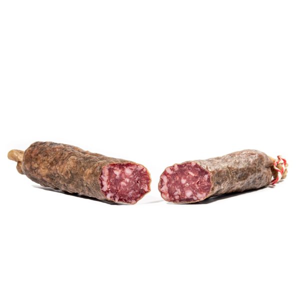 Salchichón ibérico curado partido por la mitad, un embutido tradicional que complementa los Jamones Ibéricos de Bellota y Embutidos Gourmet