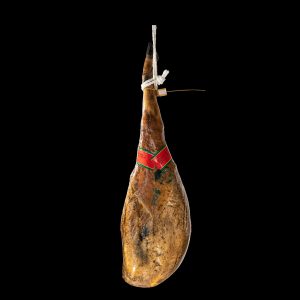 Jamón Ibérico de Bellota entero con cuerda blanca y etiqueta roja, representativo de los Jamones Ibéricos de Bellota y Embutidos Gourmet