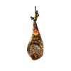 Jamón Ibérico de Bellota colgado con etiqueta roja Enrique, representando los Jamones Ibéricos de Bellota y Embutidos Gourmet de calidad