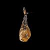Paleta de Bellota 100% Ibérica colgada con etiqueta negra Jabugo, ejemplo de los mejores Jamones Ibéricos de Bellota y Embutidos Gourmet