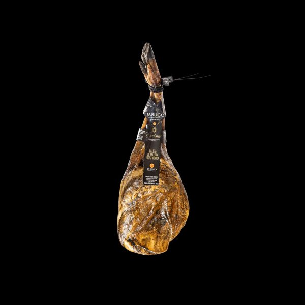 Paleta de Bellota 100% Ibérica colgada con etiqueta negra Jabugo, ejemplo de los mejores Jamones Ibéricos de Bellota y Embutidos Gourmet