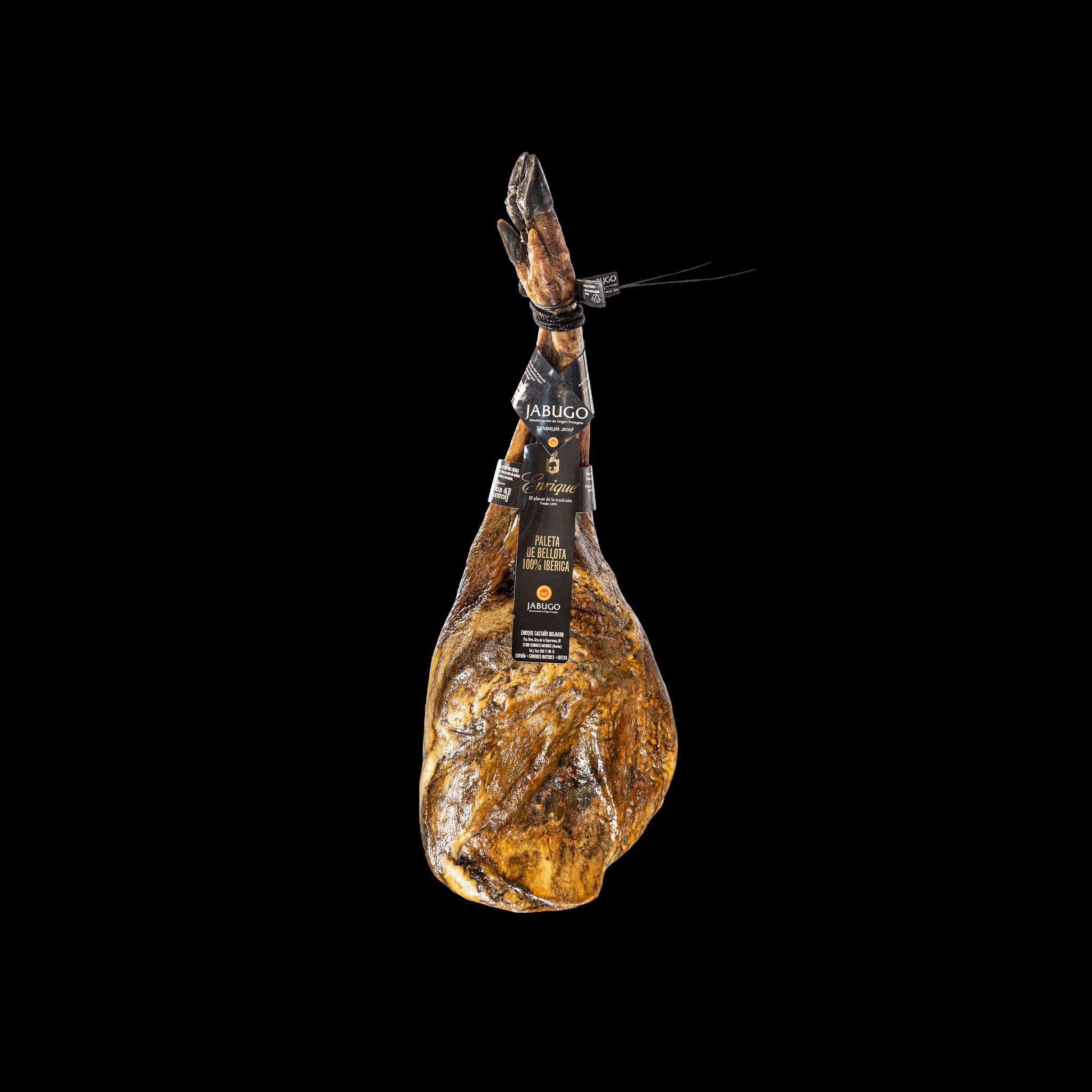 Paleta de Bellota 100% Ibérica colgada con etiqueta negra Jabugo, ejemplo de los mejores Jamones Ibéricos de Bellota y Embutidos Gourmet